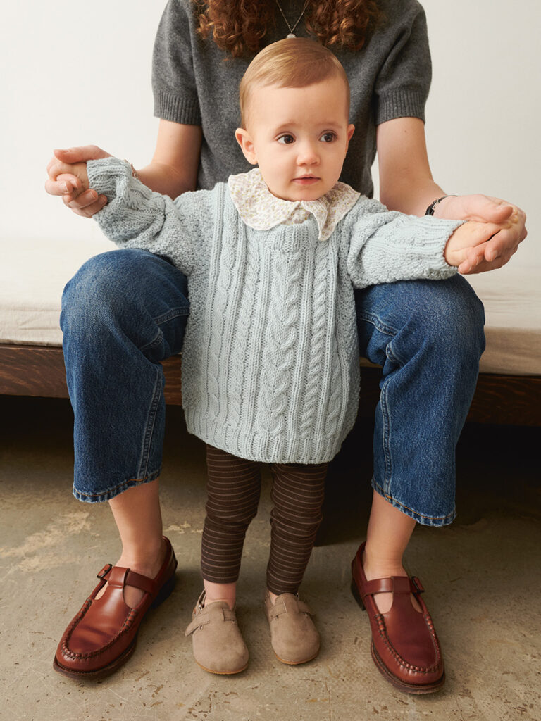 Barn som bär ljusblå Caspian Sweater Baby stickad I Sandnes Duo Arctic Ice 5811 i mönster för barn från Sandnes Garn.