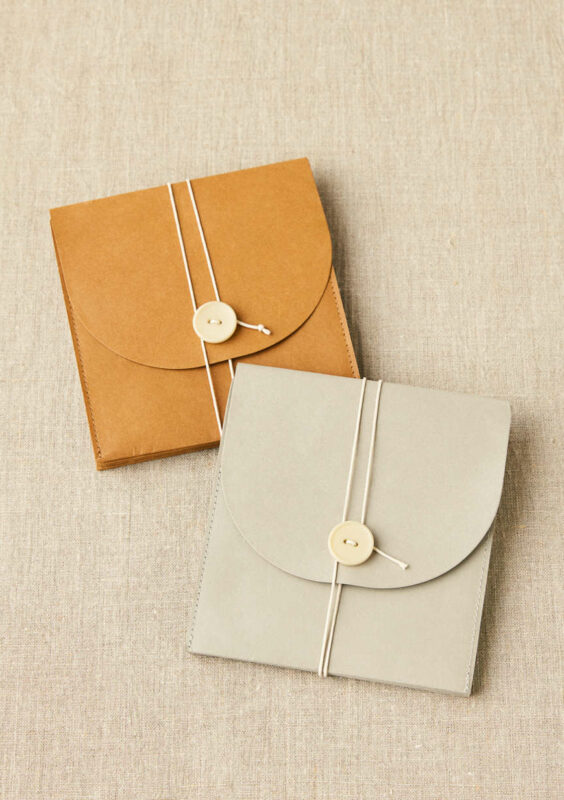 En brun och grå project wallet från Cocoknits som används för att förvara stickor och tillbehör.