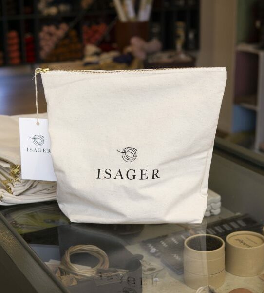 Isager Project Bag med dragkedja som står på en disk med varor