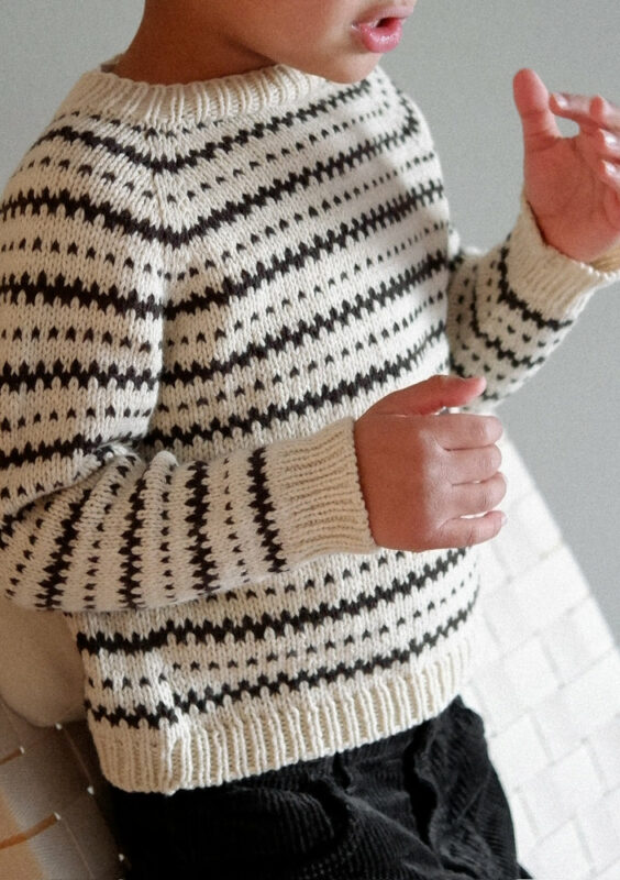 Barn med randing tröja i svartvitt från Knitting for Olive i mönstret Katholt Sweater Kids