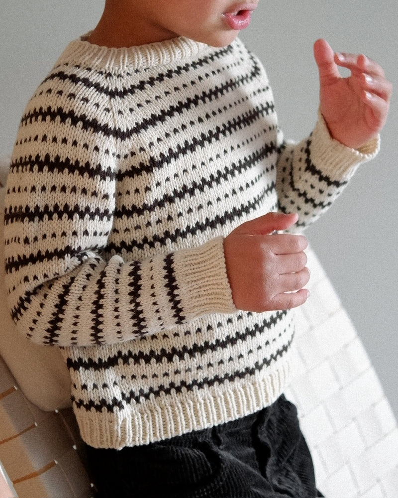Barn med randing tröja i svartvitt från Knitting for Olive i mönstret Katholt Sweater Kids