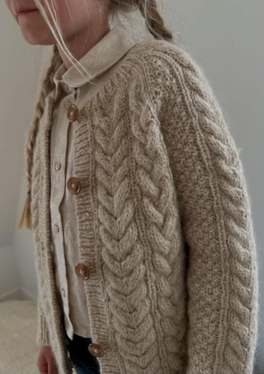 Flicka med flätor som bär Siri Cardigan från Le Knit